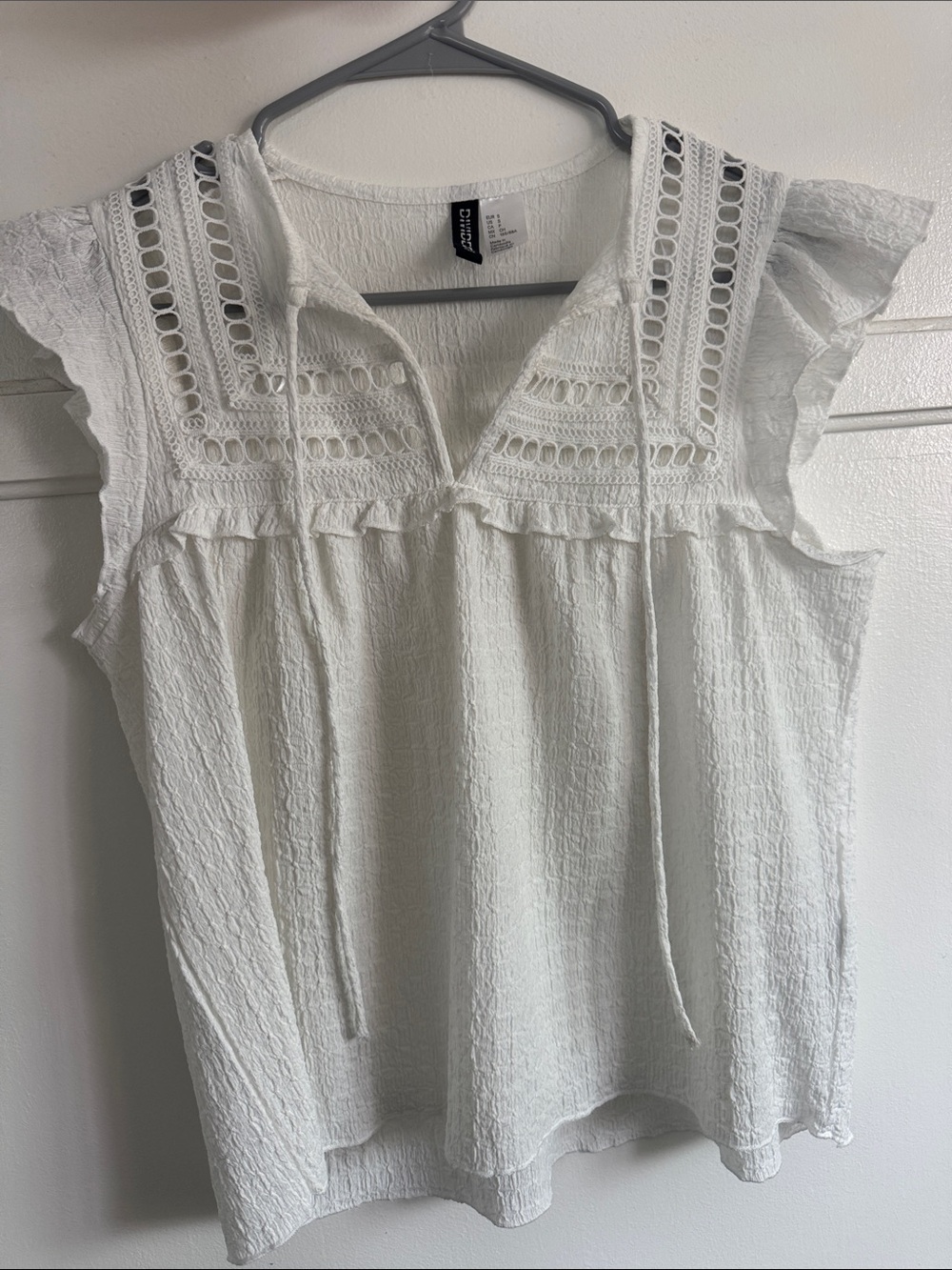 H&M NWOT White Crochet Tie-Neck Flutter Sleeve Blouse